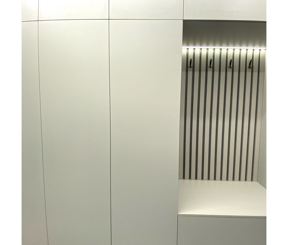 Шкаф-кровать с зеркальными пеналами, кухней и прихожей: ул. Белградская