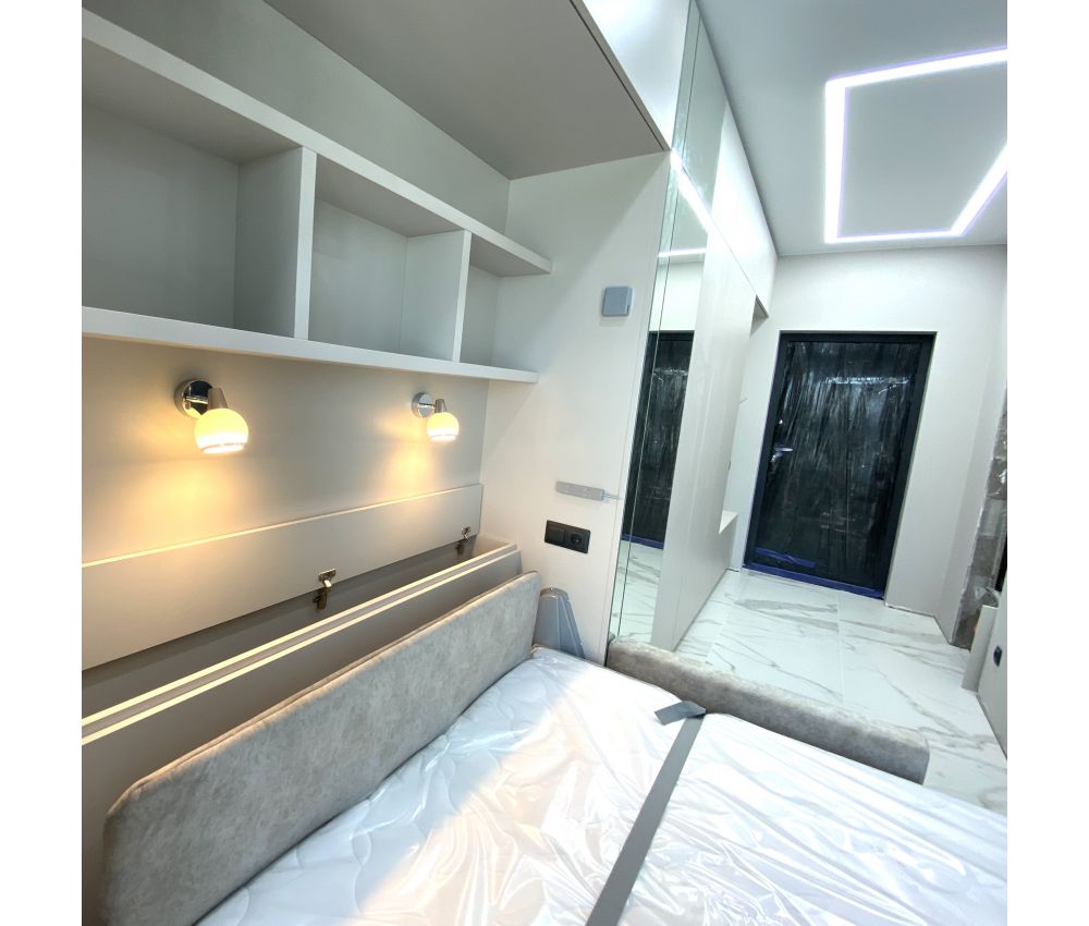 Шкаф-кровать с зеркальными пеналами, кухней и прихожей: ул. Белградская