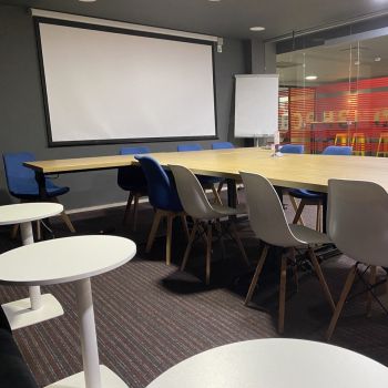 Перетяжка кресел и диванов для  Бизнес  Хаб "Альфа банк"