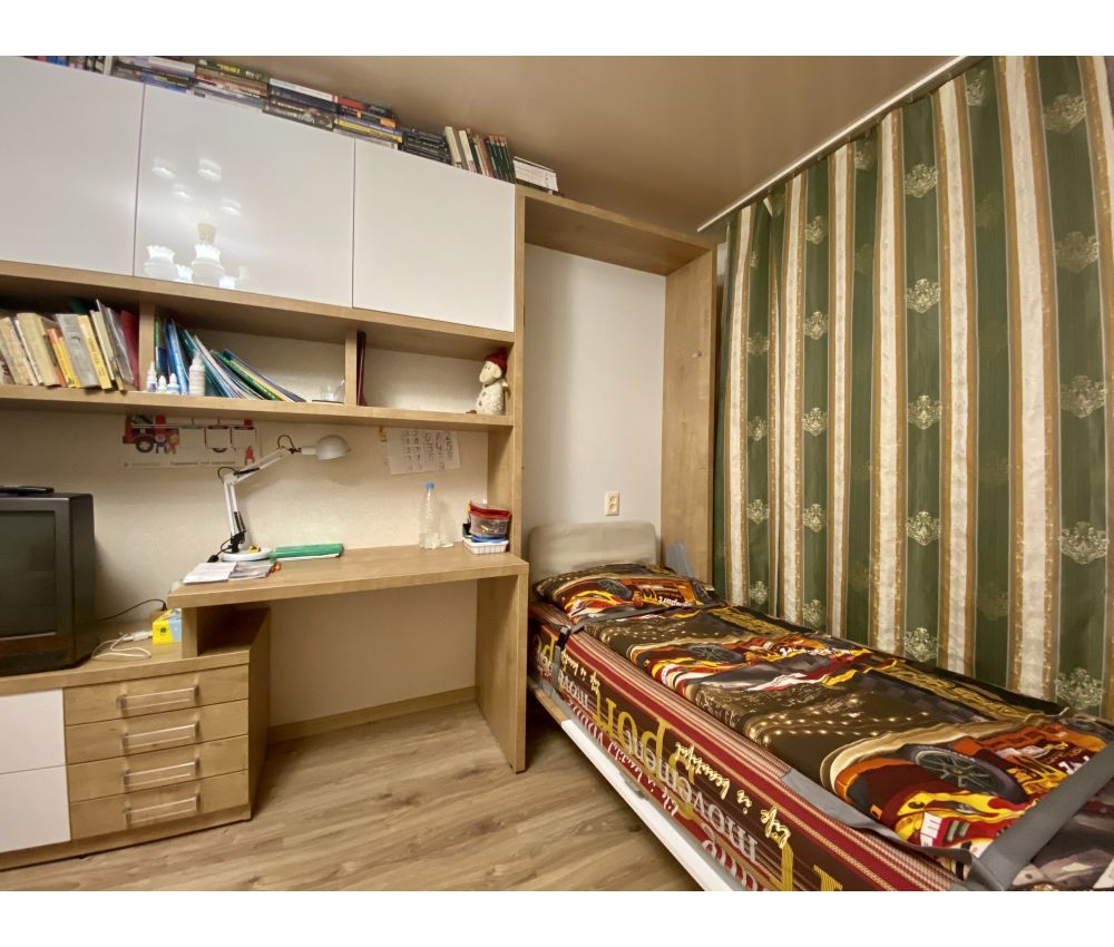 Односпальная кровать трансформер с шкаф-купе и столом с полками: ул. Ташкенская